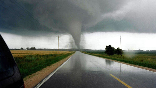 IMGW ostrzega przed trąbą powietrzną. „Ostrzeżenia drugiego, a nawet trzeciego stopnia”