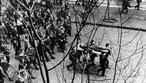 Demonstracje Grudnia 1970 w Gdyni: Ciało Zbyszka Godlewskiego niesione przez demonstrantów