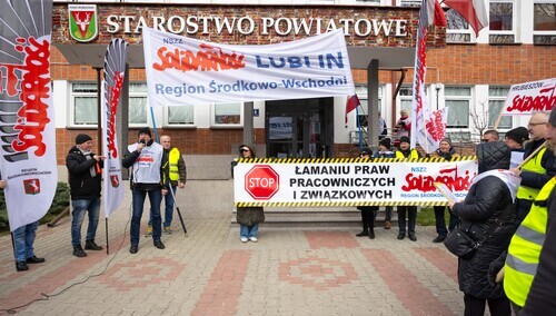 Pikieta pracowników hrubieszowskich jednostek samorządowych