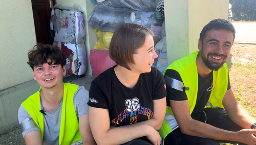 Młodzi wolontariusze na zalanych przez powóź terenach