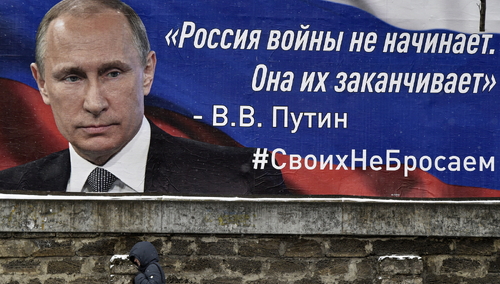 Plakatów z wizerunkiem Władimira Putina i hasłami „Rosja nie zaczyna wojen, ona je kończy” na ulicy Symferopola, Krym, 10 marca 2022 r.