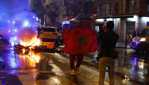 Gwałtowne zamieszki w Brukseli. Podpalenia. Policja użyła gazu [VIDEO]