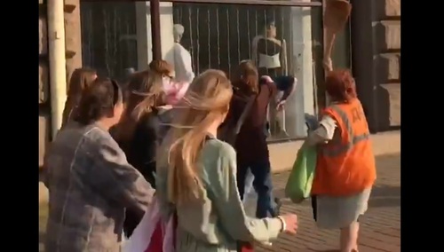 [video] Marsz Kobiet w Mińsku. Kobiety przepędziły miotłami tajniaka