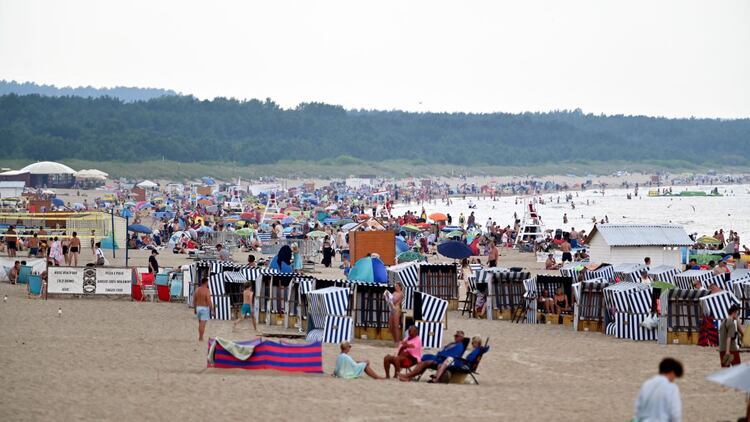 26.06.2022. Plażowicze wypoczywający nad Bałtykiem w pierwszy wakacyjny weekend w Świnoujściu