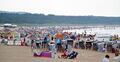 26.06.2022. Plażowicze wypoczywający nad Bałtykiem w pierwszy wakacyjny weekend w Świnoujściu