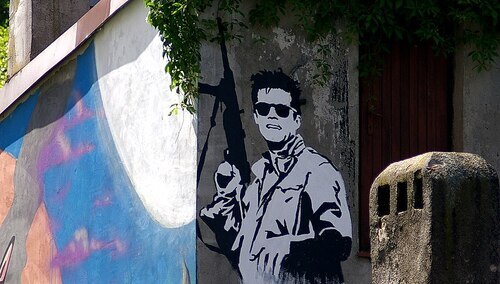 Zbigniew Cybulski w roli Maćka Chełmickiego "Popiół i diament". Mural w Łodzi