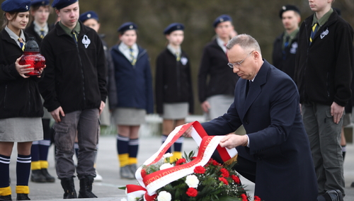 Prezydent RP Andrzej Duda podczas uroczystości złożenia kwiatów przed Tablicą Pamięci Żydów Ofiar Zagłady i Nieznanych Polaków Niosących im Pomoc na terenie Muzeum Polaków Ratujących Żydów podczas II wojny światowej im. Rodziny Ulmów w Markowej