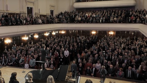 Chór Filharmonii Narodowej śpiewa z publicznością.