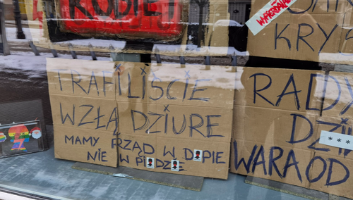 „Mamy rząd w dup*e, nie w pi*dzie”. Szokująca kartonowa ekspozycja w centrum Poznania