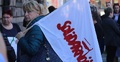 Kobieta z flagą Solidarności - zdjęcie poglądowe