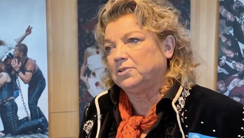 Elisabeth Ohlson na tle wystawy w PE