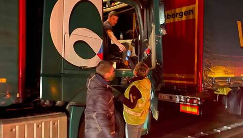 Polacy pomagają w Dover kierowcom z całego świata