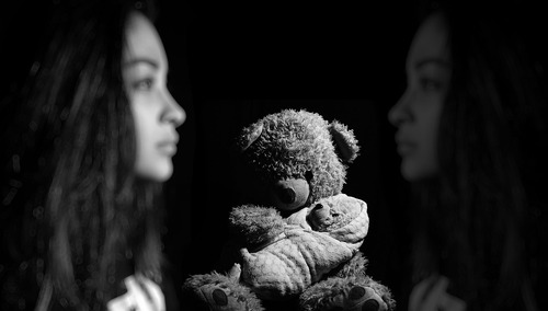 Smutna dziewczyna. Ilustracja poglądowa