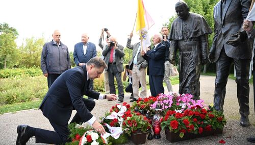 [nasza fotorelacja] Gdańsk: Pierwsze uroczystości związane z obchodami strajków z Sierpnia 1980 r. i z 1988 r. Składanie kwiatów i Msza w św. Brygidzie