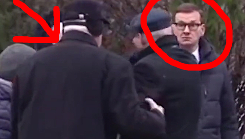 Krzysztof Wyszkowski (oznaczony strzałką), Antoni Macierewicz i Mateusz Morawiecki na uroczystościach 3. rocznicy śmierci Jana Olszewskiego