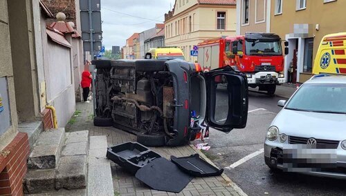 W Chełmnie kierowca dachował i wjechał w grupę ludzi