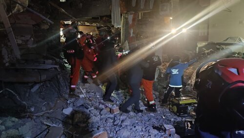 Turcja: Polscy strażacy wydobyli już spod gruzów trzy osoby