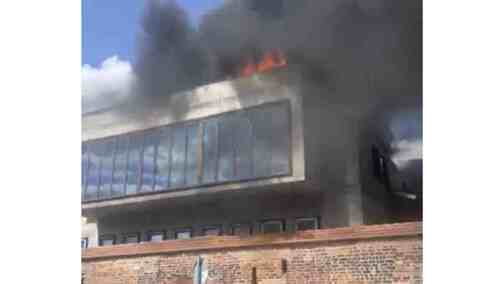 Płonie budynek należący do straży pożarnej w Toruniu