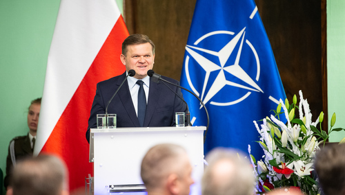 Wiceszef MON zakażony koronawirusem. Osoby, z którymi miał kontakt poddawane są badaniom