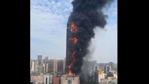 Chiny. Płonie ogromny wieżowiec w Changsha [WIDEO]