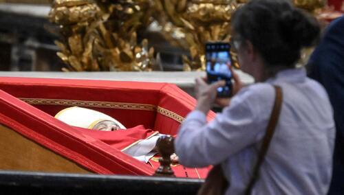 Trumna z ciałem zmarłego papieża Franciszka w Bazylice św. Piotra