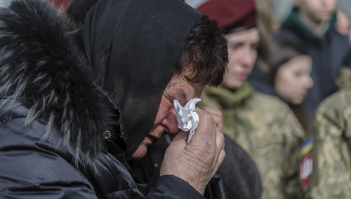 Ukrainka płacze podczas ceremonii pogrzebowej na Ukrainie