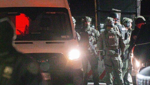 Agenci DEA i furgonetka przewożąca Nicolasa Maduro