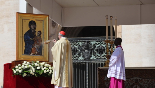 kard. Pietro Parolin przed ikoną Salus Populi Romani