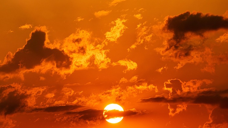 Słońce za chmurami