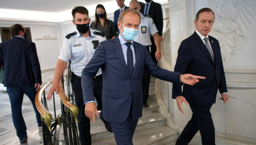 Pełniący obowiązki przewodniczącego PO Donald Tusk (C) oraz marszałek Senatu Tomasz Grodzki (P) w Sejmie.