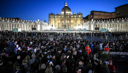 Ludzie oddają hołd zmarłemu papieżowi Franciszkowi, którego ciało leży w Bazylice Świętego Piotra w Watykanie