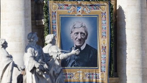 Wizerunek św. Johna Henry'ego Newmana na Bazylice św. Piotra.