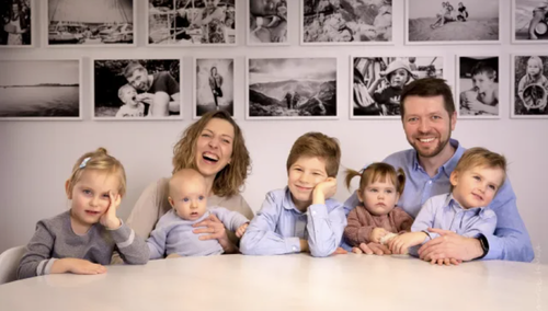 Magda i Łukasz Olkowie z dziećmi