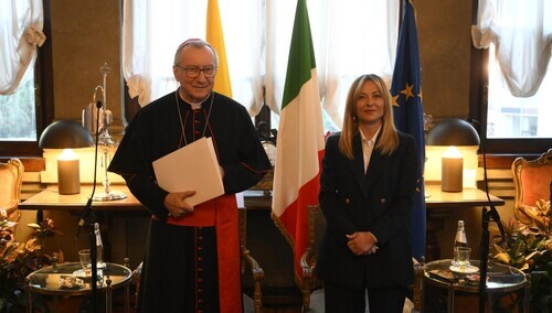 Od lewej: kard. Piętro Parolin, Giorgia Meloni