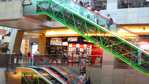 Warszawa: Śmierć w „Złotych Tarasach”. „Mężczyzna spadł z ponad 12 metrów”. Nieoficjalne informacje