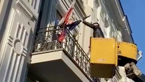 Przy pomocy podnośnika chcieli zdjąć flagi Polski i UE z konsulatu w Irkucku. Pracownicy nie pozwolili [WIDEO]