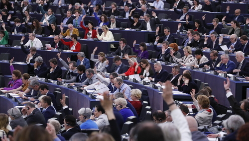 PE przyjął rezolucję ws. Polski. Wzywa KE, by uruchomiła mechanizm „pieniądze za praworządność”