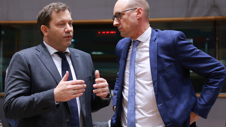 Belgijski minister finansów Vincent Van Peteghem (P) i niemiecki Lars Klingbeil (L) na rozpoczęciu Rady Ministrów Finansów Eurogrupy w Brukseli
