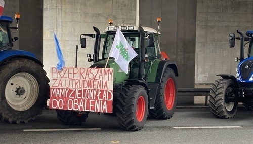 Protestujący przeciw Zielonemu Ładowi rolnicy
