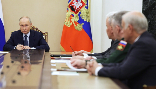 Władimir Putin z kierownictwem MON i przedstawicielami przemysłu zbrojeniowego w Moskwie