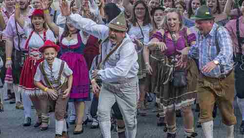 Zabawa podczas Oktoberfest (zdj. ilustracyjne)