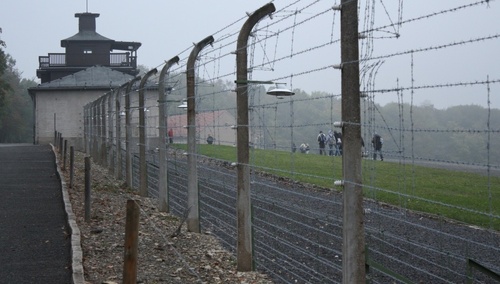 Skandal w Buchenwaldzie. Jeździli sankami po zbiorowej mogile
