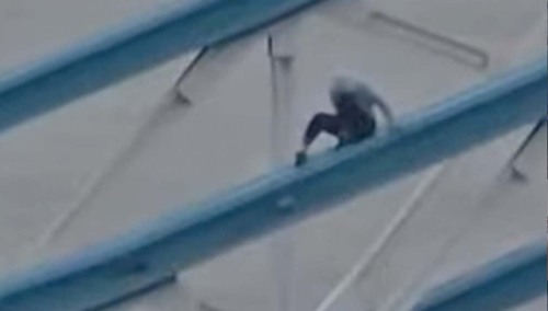 Mężczyzna wspiął się na Tower Bridge