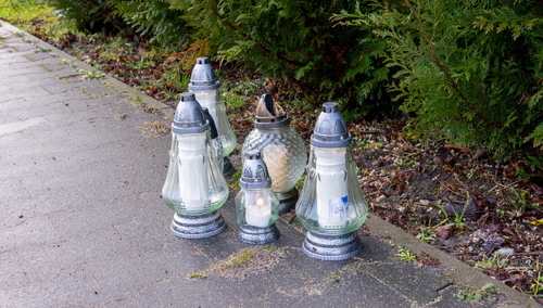 Mieszkańcy ustawiają znicze w miejscu tragicznego wypadku w Wawrowie