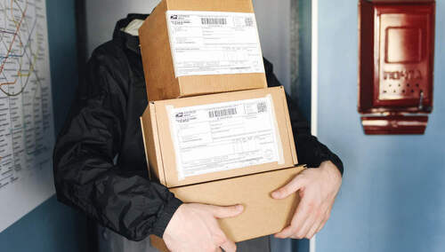 Mężczyzna trzymający paczki