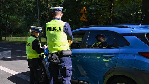 Policjanci ruchu drogowego przeprowadzają ogólnopolskie działania kontrolno-prewencyjne - zdjęcie ilustracyjne