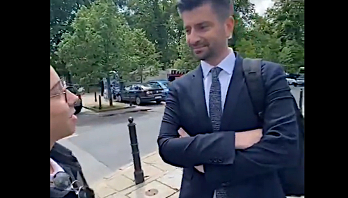 Krzysztof Śmiszek rozmawia ze 