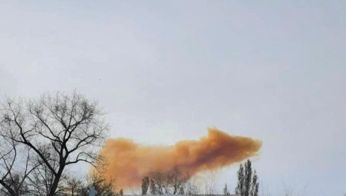 Chmura żrących oparów kwasu azotowego w kształcie "rudego psa"