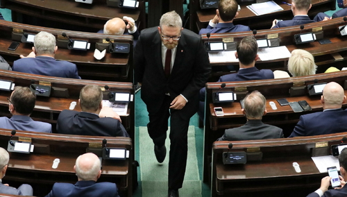 Poseł Konfederacji Grzegorz Braun opuszcza salę obrad Sejmu w Warszawie.
