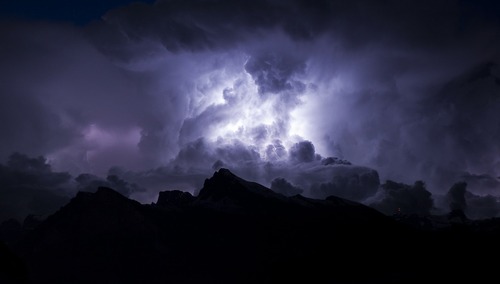 Ciemne niebo. Burza. Ilustracja poglądowa